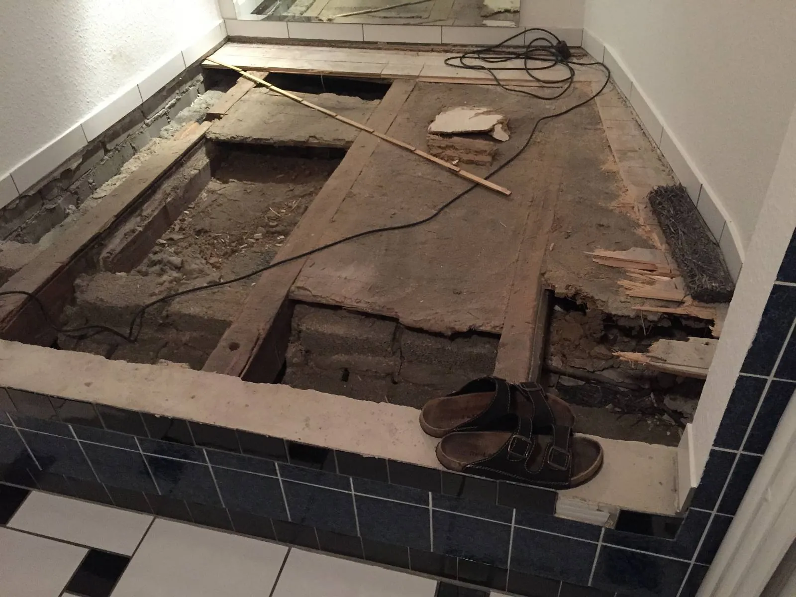 Dasselbe Badezimmer vor der Sanierung im Altzustand