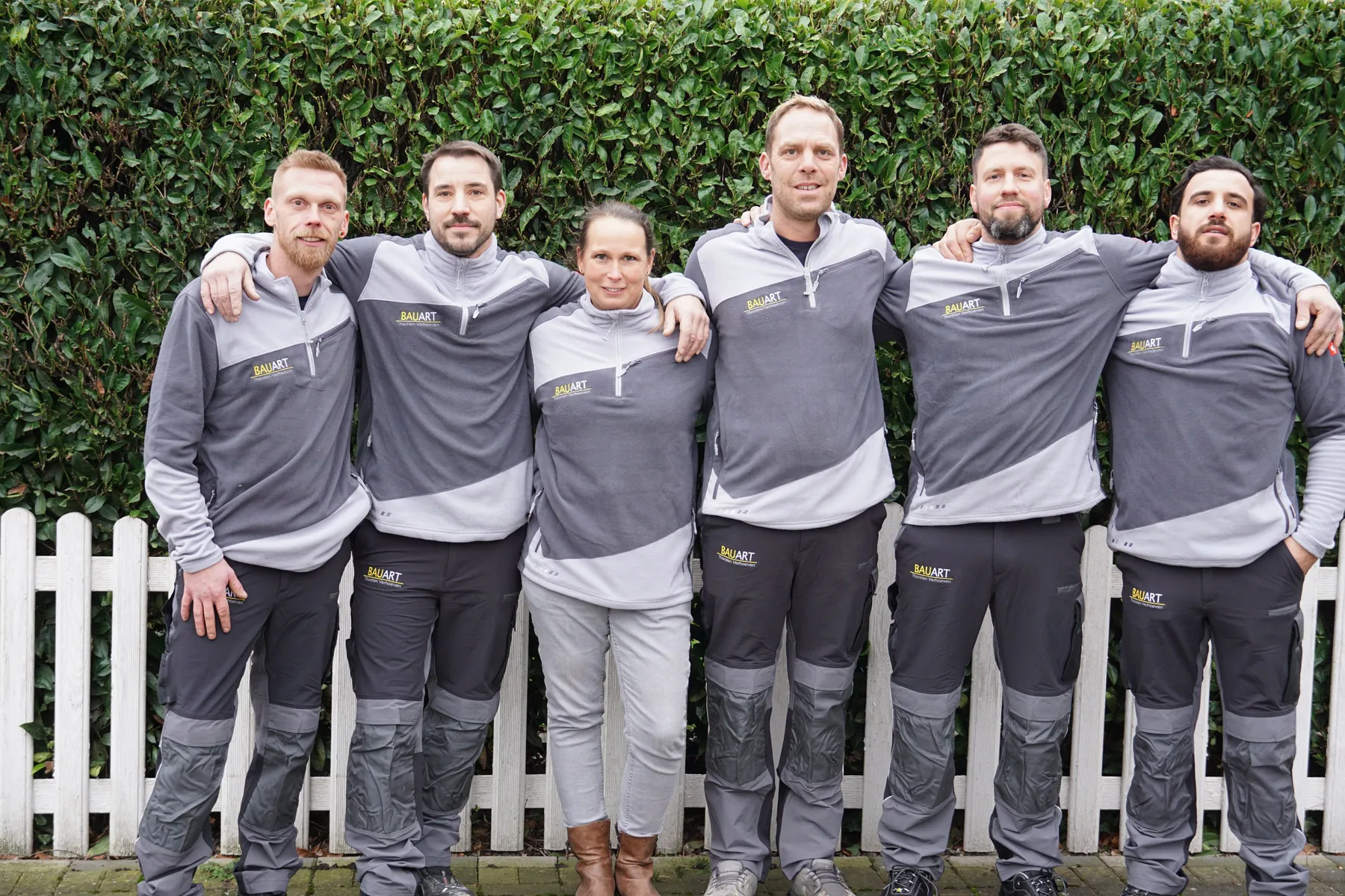 Das Team von BAUART Thorsten Verhoeven vor dem Firmenfahrzeug in Krefeld