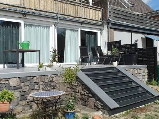 Neu gestaltete Terrasse mit Natursteinbelag von BAUART